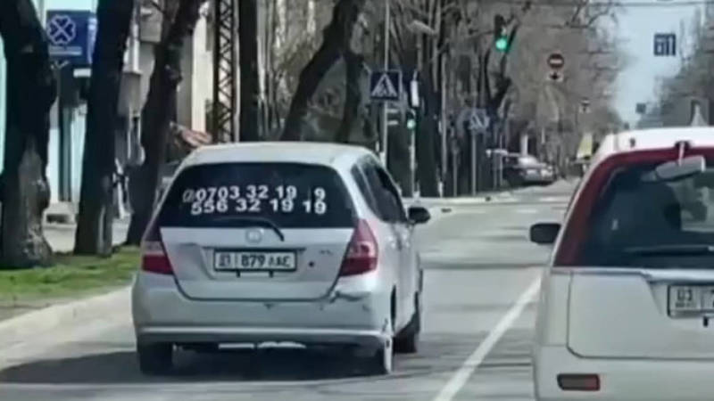 «Хонда Фит» едет по встречке на Московской. Видео