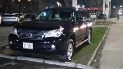 Lexus GX 460 припаркован на газоне. Фото