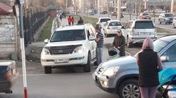 Lexus GX 470 припаркован на тротуаре. Фото