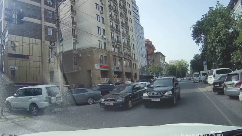 Lexus RX 300 выехал на встречку и создал аварийную ситуацию. Видео