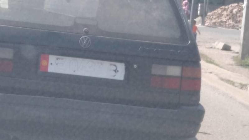 У «Пассата» не видно букв и цифр госномера. Фото горожанина