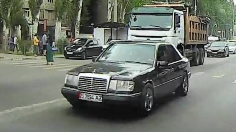 «Мерседес» выехал на встречку на Ауэзова. Фото