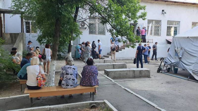 Очередь в ЦСМ №6 за вакциной. Фото