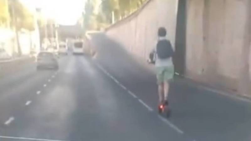 Парень едет на электросамокате со скоростью 60 км/час. Видео