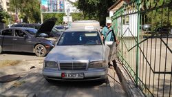 «Мерседес» припарковался на тротуаре, - горожанин