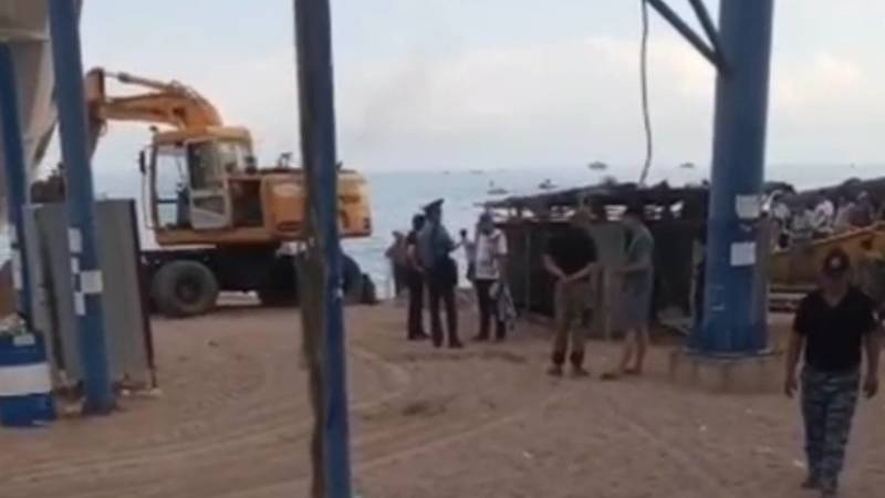 Утонул или засосала труба аквапарка - На пляже «Золотых песков» ищут парня. Видео