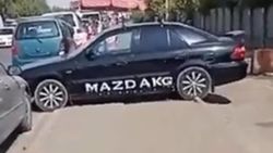 На «Кудайбергене» машину припарковали на тротуаре. Фото