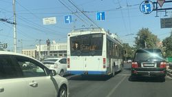 Троллейбус №2 повернул со второго ряда на Манаса. Фото