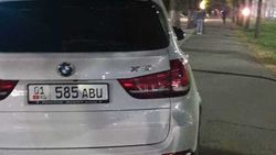 BMW Х5 припаркован на тротуаре. Фото BMW Х5 припаркован на тротуаре. Фото