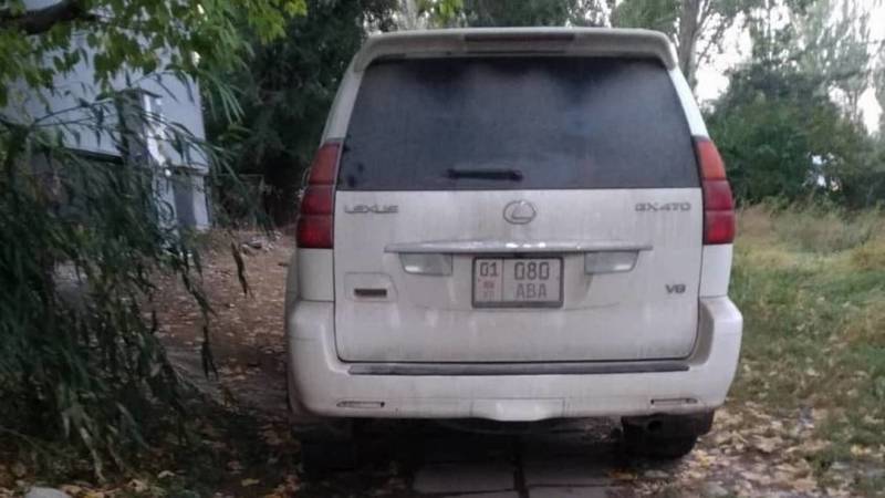 Lexus GX 470, у которого 10 тыс. сомов штрафов, припаркован на аллее. Фото