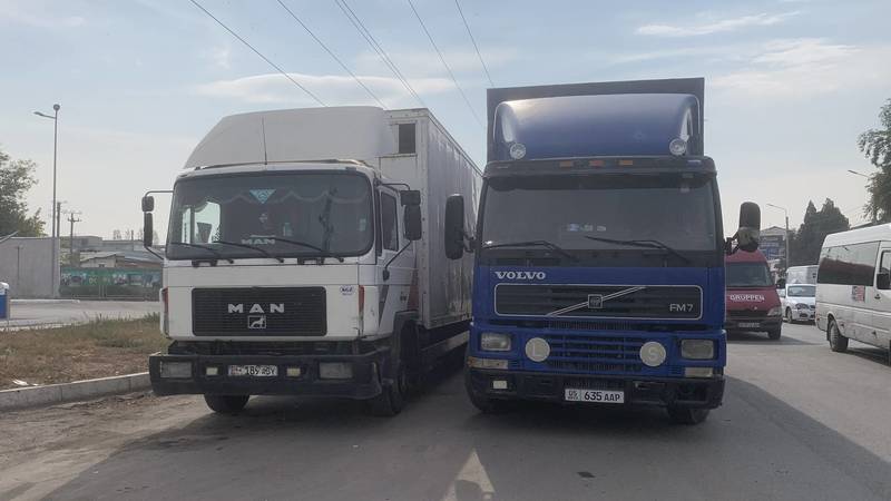 На Сыдыгалиева под знаком «Стоянка запрещена» в два ряда паркуются фуры. Фото
