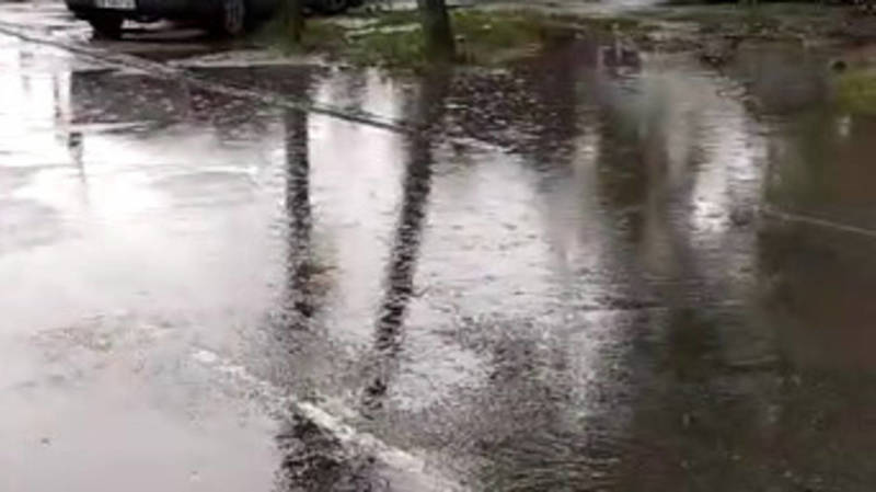 На Кайназаровой забиты арыки, из-за дождей вода топит дороги. Видео