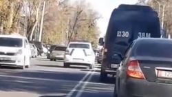 Патрульная машина без маячков выехала на встречку. Видео