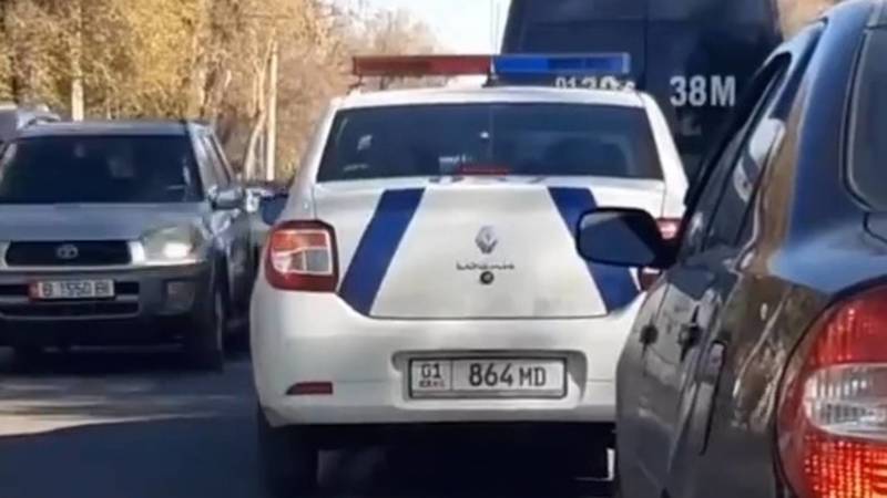 Патрульная машина без маячков выехала на встречку. Видео
