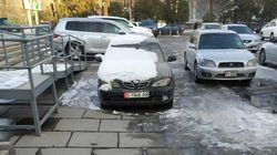 Возле Дворца спорта припаркован «Ниссан», у которого 53,5 тыс. сомов штрафов. Фото Возле Дворца спорта припаркован «Ниссан», у которого 53,5 тыс. сомов штрафов. Фото