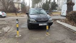 Lexus RX 300 припаркован на тротуаре. Фото Lexus RX 300 припаркован на тротуаре. Фото