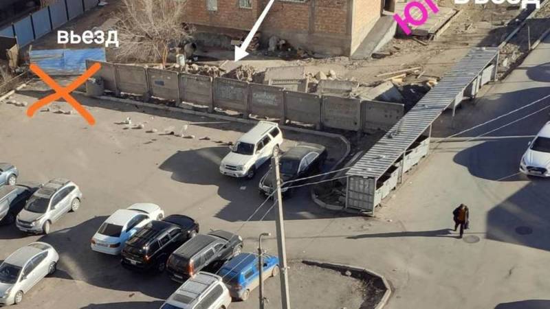 Законно ли огородили парковку в 12 мкр возле школы №71? Фото горожанина