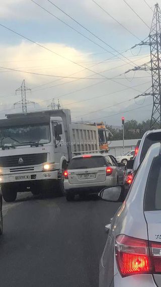Выезд на встречку на Калинина-Жибек Жолу