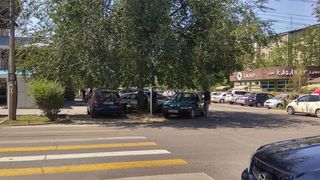 Парковка на газоне на Огонбаева-Суюмбаева