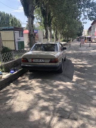 Парковка на тротуаре на ул.Токомбаева