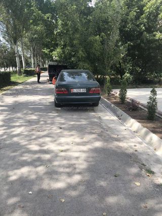 Парковка на тротуаре на ул.Токомбаева