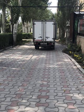 Парковка на тротуаре на ул.Токомбаева