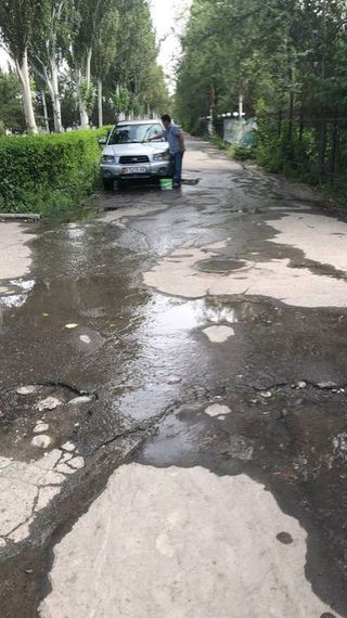 Парковка на тротуаре на ул.Токомбаева