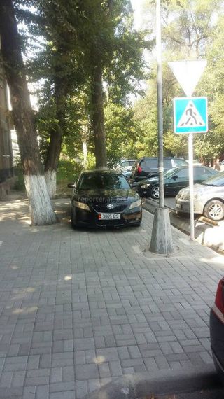 Парковка на тротуаре возле здания омбудсмена