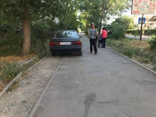 Парковка на газоне в мкр Тунгуч
