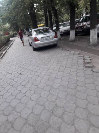 Парковка на тротуаре бульвара Молодой Гвардии