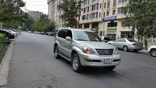 Езда по встречке по улице Боконбаева недалеко от ул. Тыныстанова