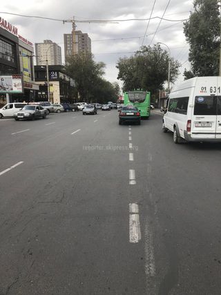 Машина едет на полосе для общественного транспорта на ул.Киевской