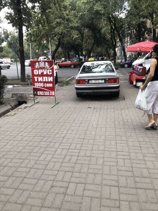 Езда по тротуару на Чуй-Тоголок Молдо