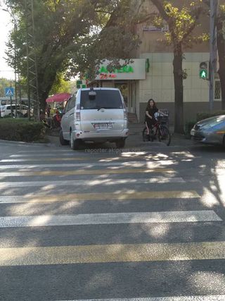 Парковка на &quot;зебре&quot; на пересечении улиц Тоголок Молдо и Жибек Жолу