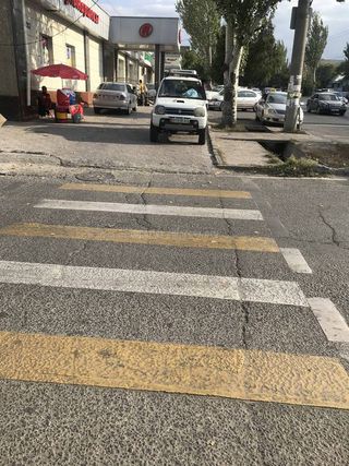 Парковка на тротуаре на ул.Юнусалиева