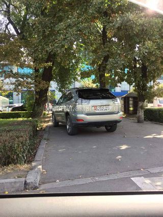 Парковка на тротуаре на Киевской-Ибраимова