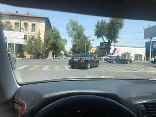 Поворот со второго ряда на красный сигнал светофора на перекрестке Жукеева-Пудовкина и Ахунбаева