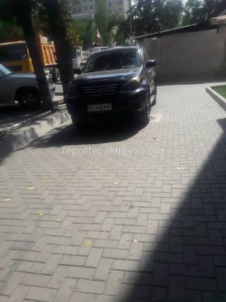 Парковка на тротуаре на Горького-Тыныстанова
