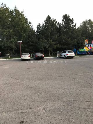 Парковка на тротуаре площади Победы