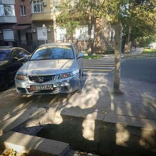 Парковка на &quot;зебре&quot;