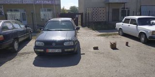 Парковка на тротуаре на Жибек Жолу-Карасаева