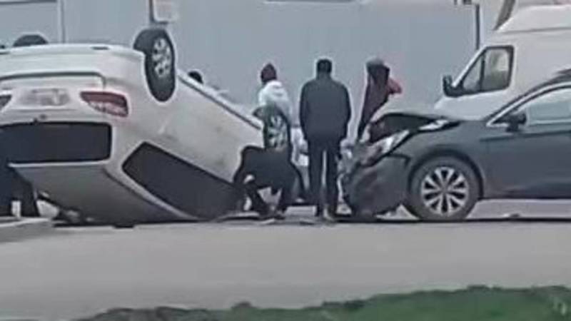 На Южной магистрали в результате ДТП перевернулась машина. Видео с места аварии