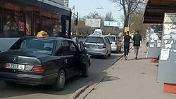 Таксисты паркуются на остановке, блокируя проезд общественному транспорту. Видео