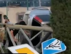 В Кара-Суу «Хонда» снесла светофор и перевернулась. Фото