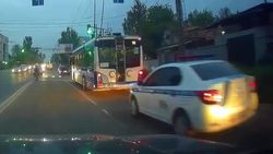 Патрульная машина проехала на запрещающий сигнал светофора. Видео