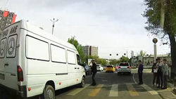 Бус «Мерседес» едва не сбил парня на «зебре». Видео