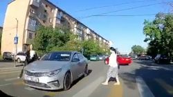 Девушку сбили на «зебре». Момент попал на камеру видеорегистратора