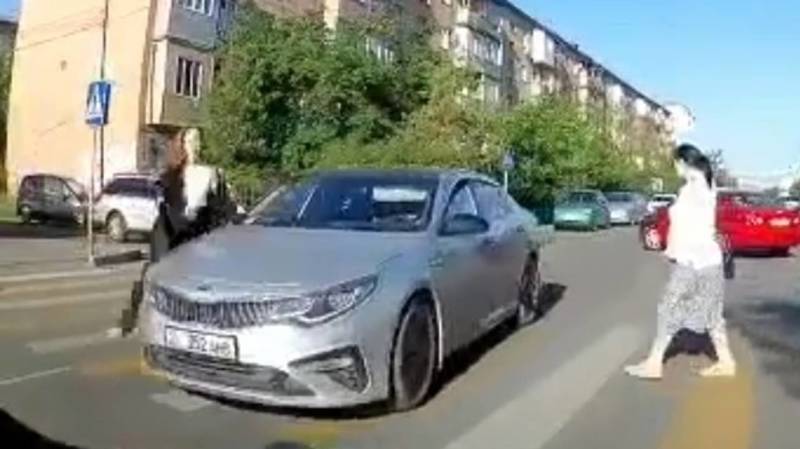 Девушку сбили на «зебре». Момент попал на камеру видеорегистратора