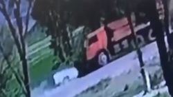 Легковушка залетела под КамАЗ. Момент ДТП попал на видео Легковушка залетела под КамАЗ. Момент ДТП попал на видео