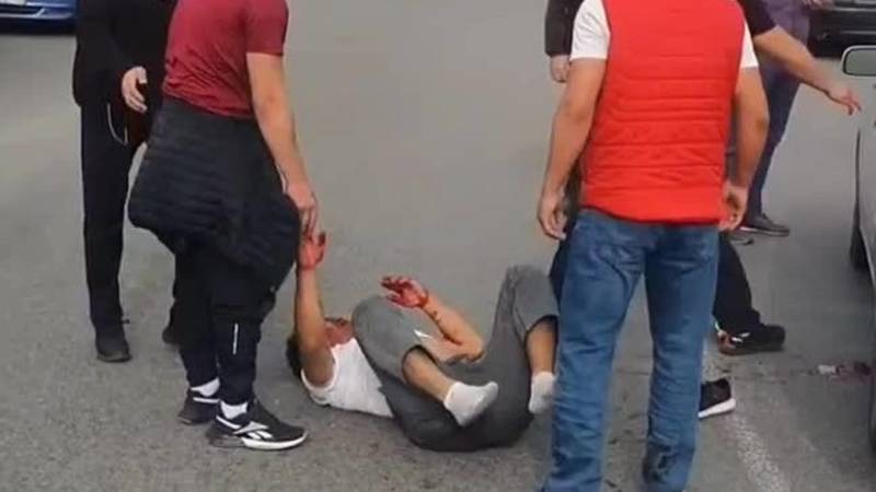 Парень с окровавленным лицом лежит на дороге по Ахунбаева. Что происходит? Видео